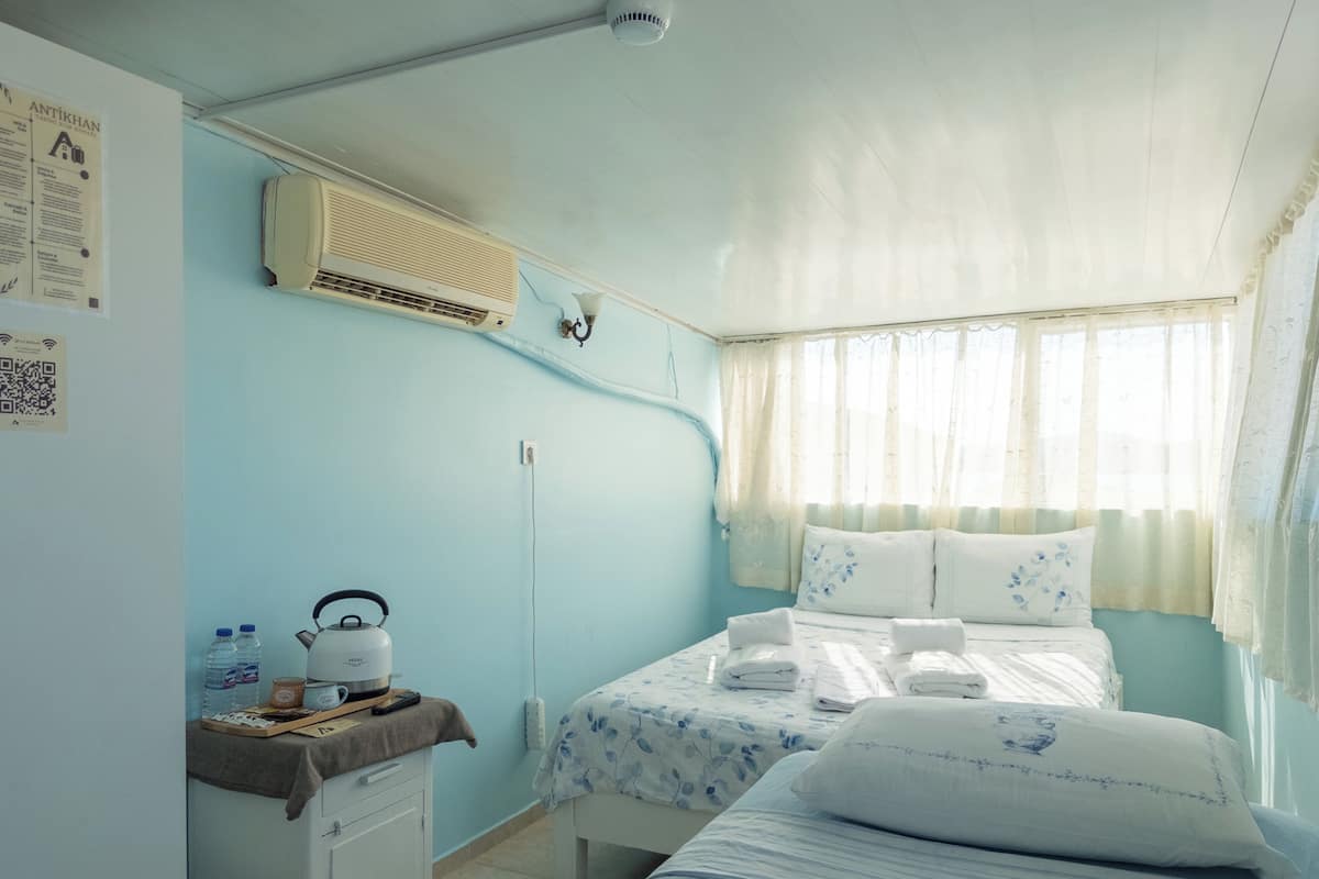 Triple Room, Partial Sea View | Premium bedding, iron/ironing board (on request), WiFi (free)