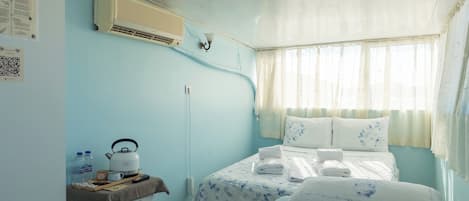 Triple Room, Partial Sea View | Premium bedding, iron/ironing board (on request), WiFi (free)