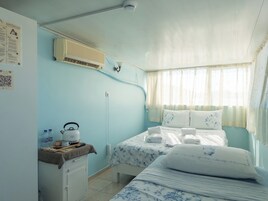 Quarto triplo, vista parcial para o mar | Roupas de cama premium, ferros/tábuas de passar roupa, Wi-Fi de cortesia