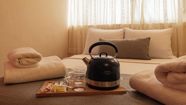 Quarto casal, vista parcial para o mar | Roupas de cama premium, ferros/tábuas de passar roupa, Wi-Fi de cortesia