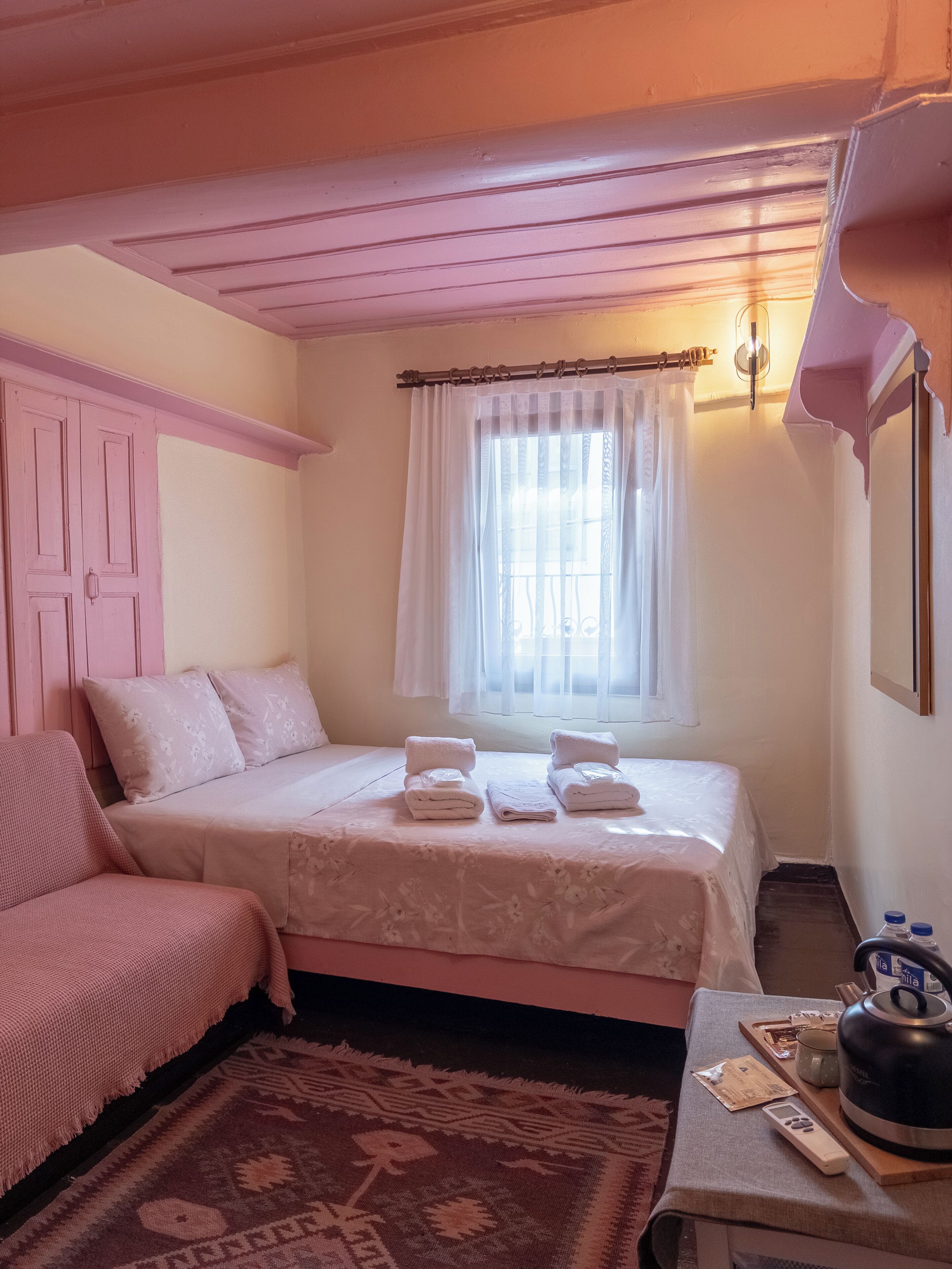 Premium bedding, iron/ironing board, free WiFi, bed sheets