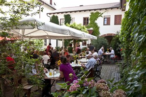 Breakfast, lunch, dinner served; local cuisine, alfresco dining  - Gasthof Bogenrieder (Pörnbach)