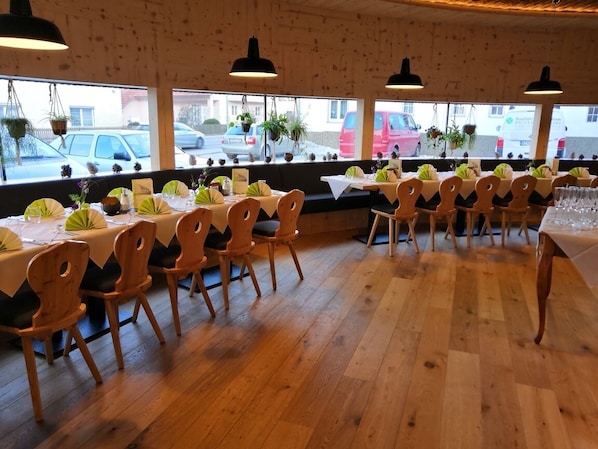Breakfast, lunch, dinner served; local cuisine, alfresco dining
