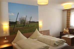 Peralatan tempat tidur hipoalergenik, meja, langsir/tirai gelap terus 