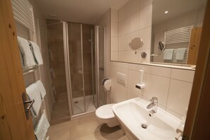 Shower, hair dryer, towels, soap - Gasthof Bogenrieder (Pörnbach)
