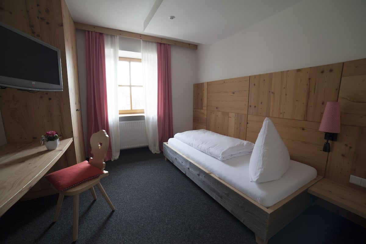 Single Room | Hypo-allergenic bedding, desk, blackout curtains, cots/infant beds