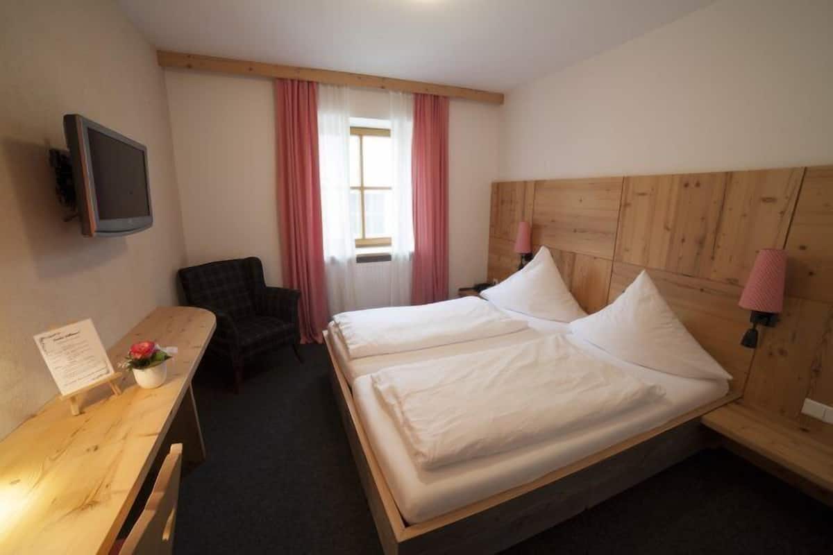 Comfort Double Room | Hypo-allergenic bedding, desk, blackout curtains, cots/infant beds