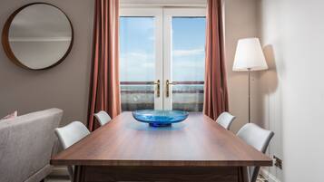 Classic Apartment, 2 Bedrooms, Non Smoking | In-room dining