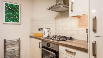 Classic Apartment, 2 Bedrooms, Non Smoking | Private kitchen | Fridge, microwave, electric kettle, cookware/dishes/utensils