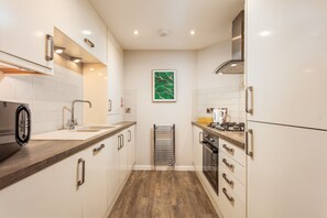 Classic Apartment, 2 Bedrooms, Non Smoking | Private kitchen