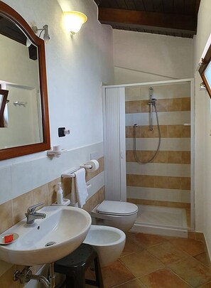 Doppel- oder Zweibettzimmer (n 1) | Badezimmer | Dusche, Bidet, Seife, Shampoo