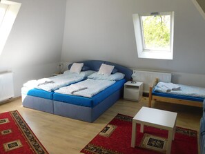 Quintuple with Shower | 客房內保險箱、免費搖籃/嬰兒床、折疊床/加床、床單