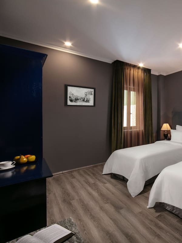 Junior Twin Room, City View | 1 bedroom, down duvets, memory-foam beds, minibar