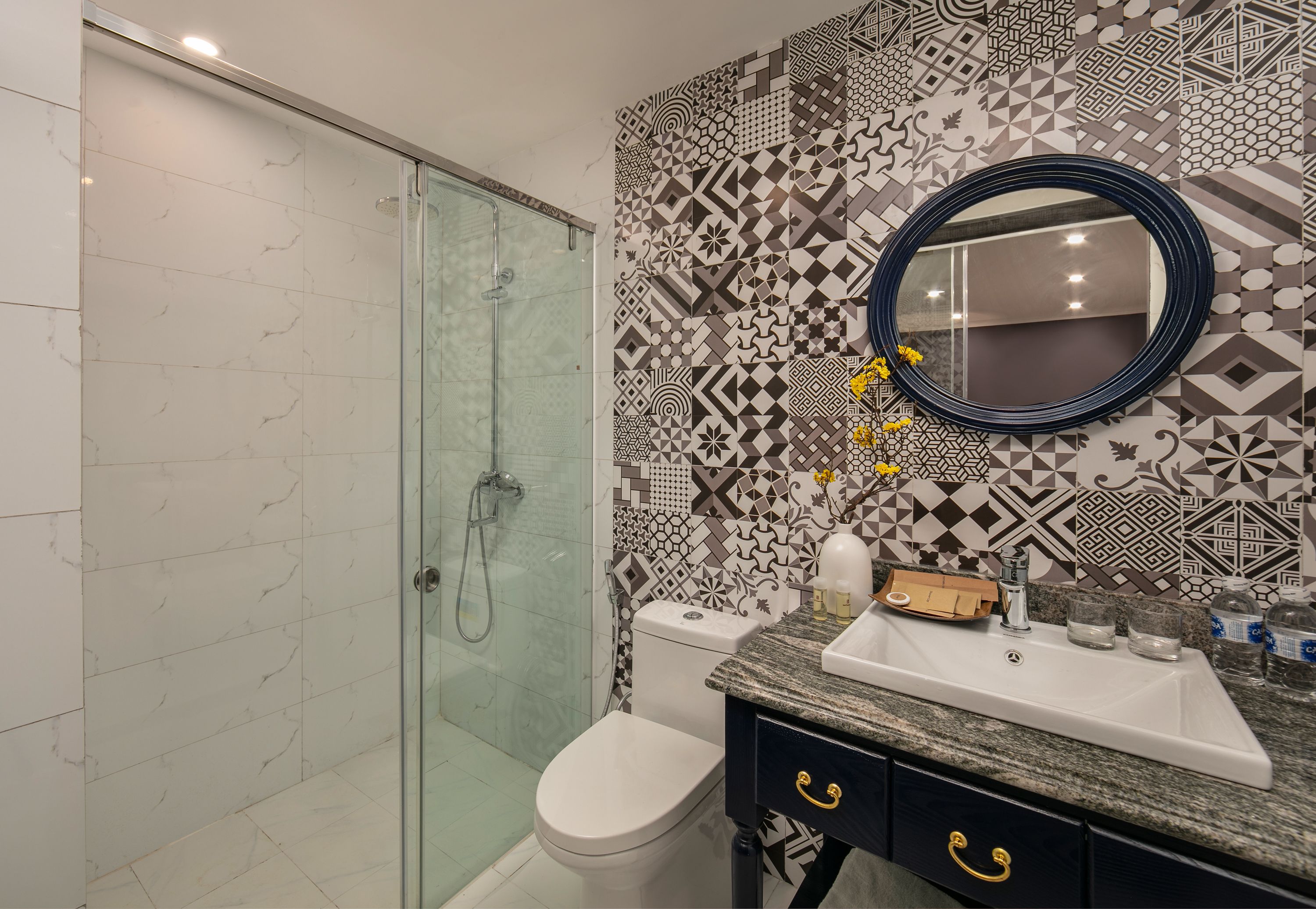 junior double room, city view | bathroom | rainfall showerhead, designer toiletries, hair dryer, slippers