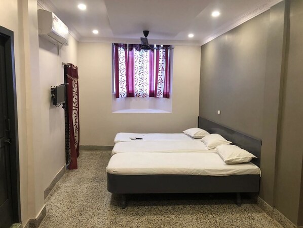 Dobbeltrom – deluxe, 1 soverom, røyk, byutsikt | Lydisolert, strykejern/-brett, wi-fi (inkludert) og sengetøy