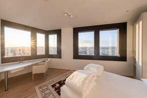 2 bedrooms, desk, free Internet