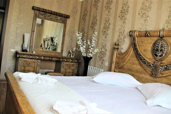 In-room safe, blackout drapes, iron/ironing board, free WiFi - Hotel Oniks (Kutaisi)