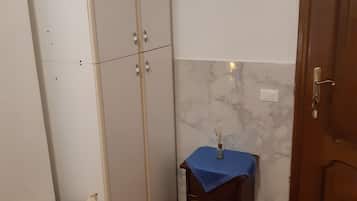 Double Room, 1 Queen Bed (Sole) | In-room safe, soundproofing, bed sheets