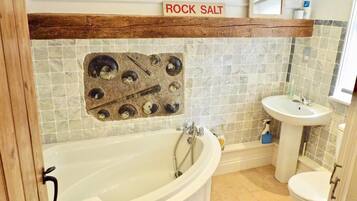 Apartment, 2 Bedrooms | Bathroom | Combined shower/bathtub, towels
