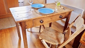 Appartement, 2 chambres | Repas dans la chambre