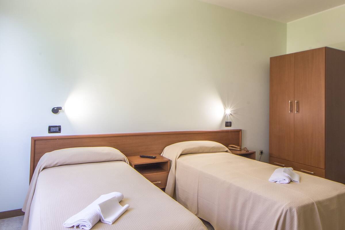 Classic Double or Twin Room | Desk, iron/ironing board, free WiFi, bed sheets