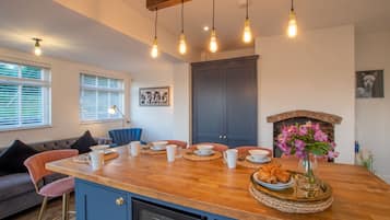Luxury Cottage, Ensuite (Bungalow ) | Shared kitchen | Highchair