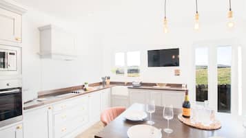 Luxury Cottage, Ensuite (Bungalow ) | Shared kitchen | Highchair