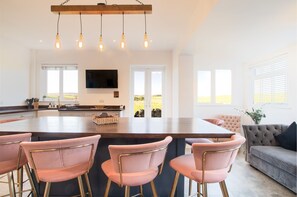Luxe cottage, en-suite badkamer, uitzicht op binnenplaats (Bungalow ) | Gemeenschappelijke keuken | Een kinderstoel