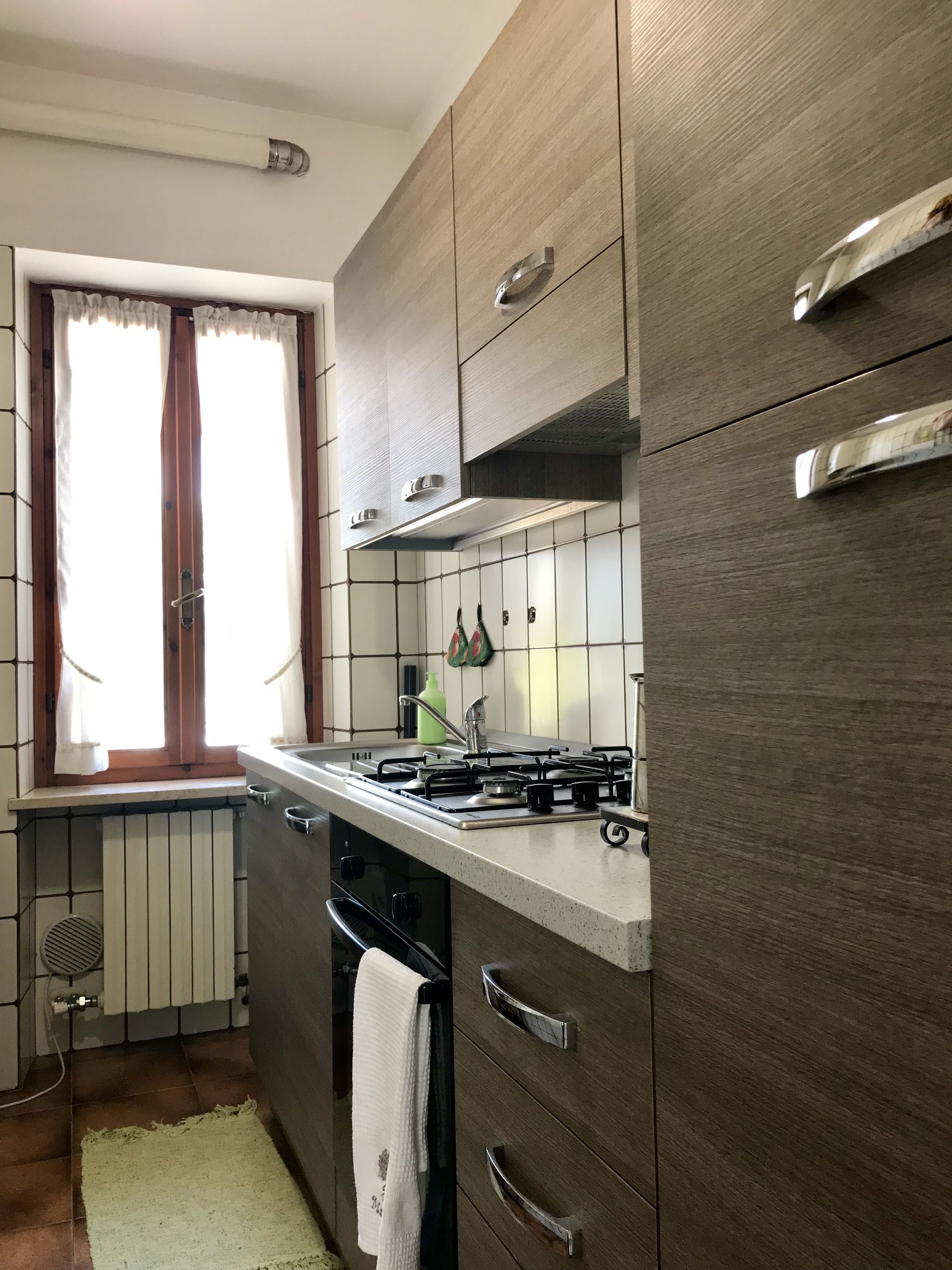 Lemari es besar, microwave, oven, dan kompor