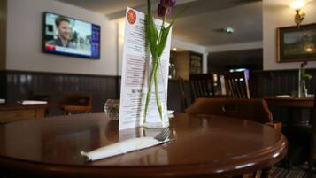 Daily cooked-to-order breakfast (GBP 5.00 per person)