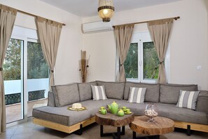 Smart-tv, een videogameconsole en boeken