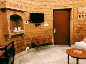 Premium bedding, soundproofing, iron/ironing board, cots/infant beds - Himmatgarh Palace (Jaisalmer)