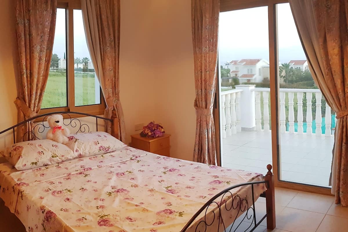 Kamar Double Standar, 1 Tempat Tidur King, pemandangan laut | Tirai kedap cahaya, setrika/meja setrika, Wi-Fi gratis, dan seprai linen