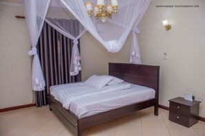 고급 침구, 템퍼페딕 침대, 노트북 작업 공간, 암막 커튼