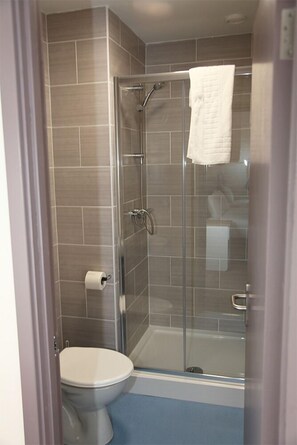 Een douche, handdoeken