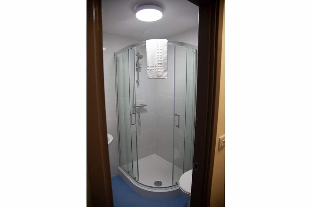 Een douche, handdoeken