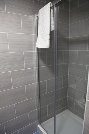 Shower, towels - The Liberal House (Tamworth)