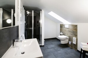 Habitación doble Confort de uso individual | Baño | Regadera, secadora de cabello, toallas 