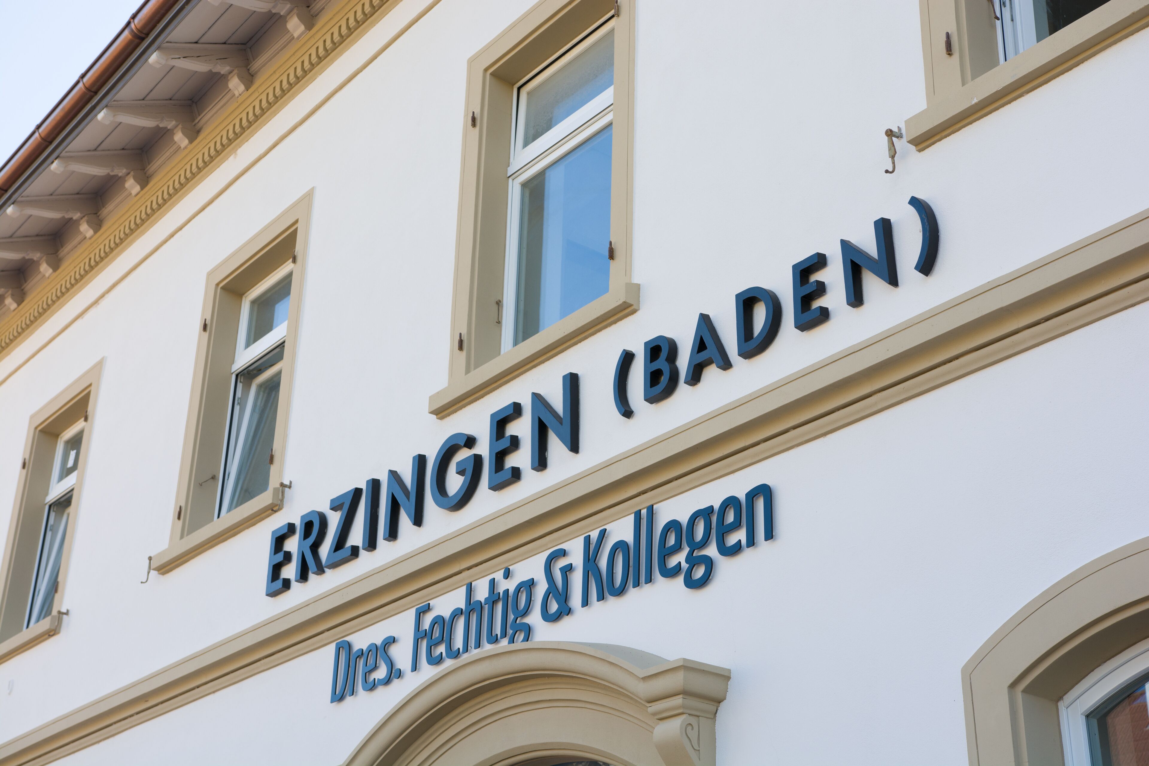 Vista frontal de la propiedad