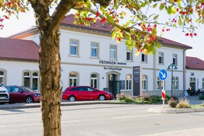 A building labeled "ERZINGEN (BADEN)" with a red car parked in front. - Bahnhof ERZINGEN hotel coffee  & more (Klettgau)