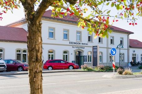 Exterior. Bahnhof ERZINGEN hotel coffee & more