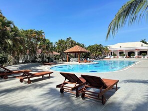 Outdoor pool, pool loungers - Hawaii Resort Phu Quoc (Phu Quoc)