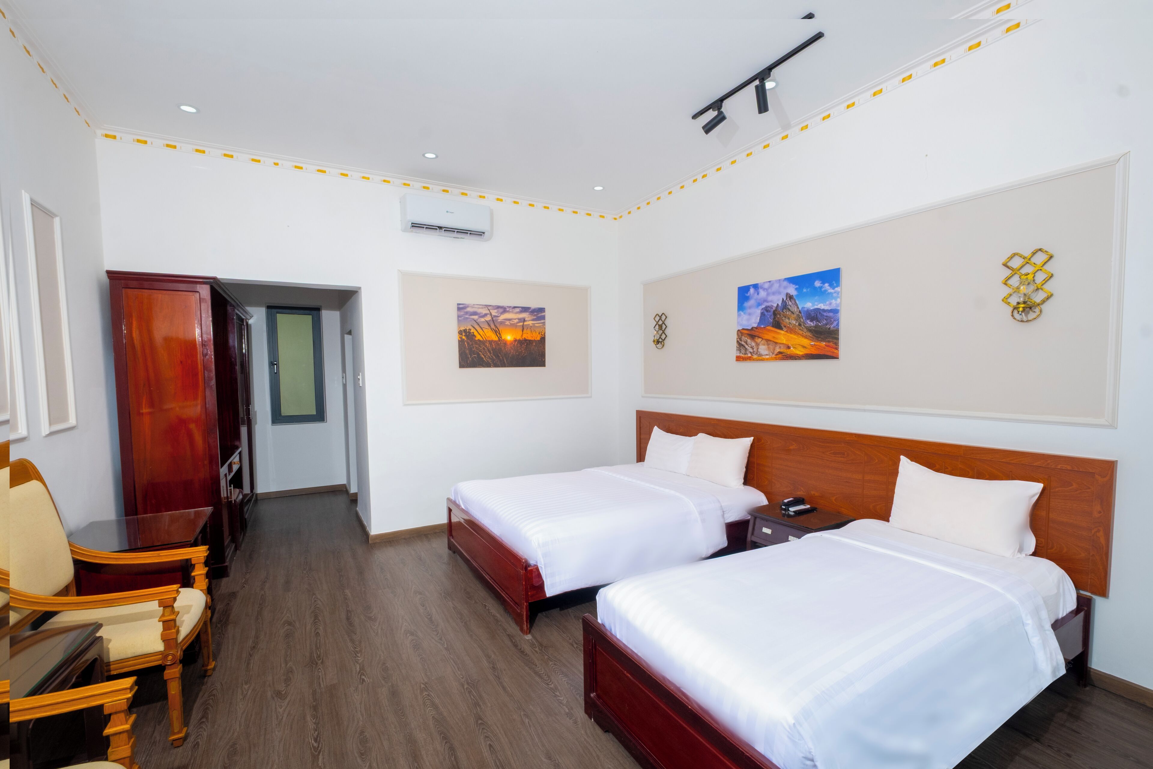 Habitación de lujo doble, vistas al jardín | Minibar, caja fuerte, escritorio y cortinas opacas