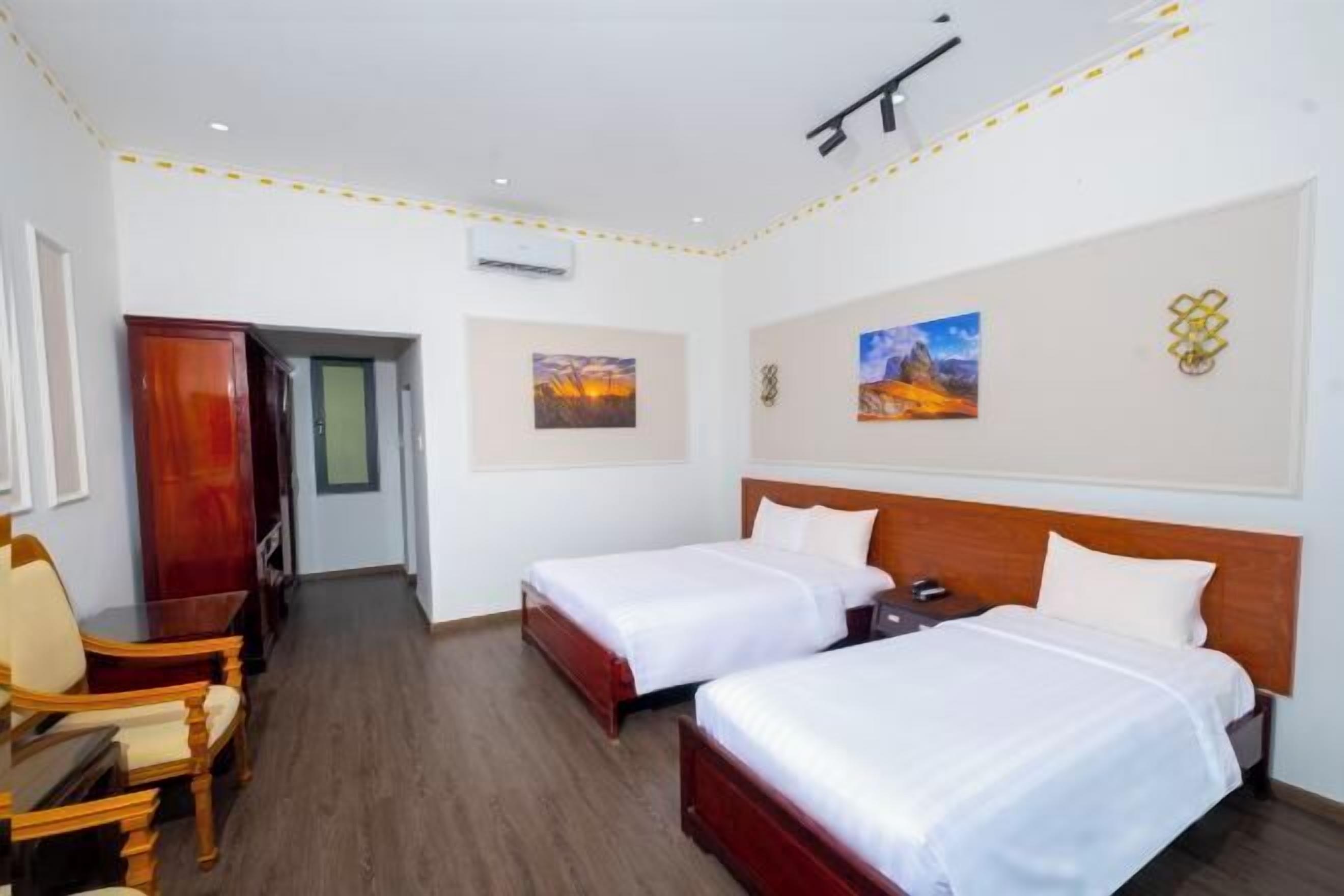 Minibar, caja fuerte, escritorio y cortinas opacas