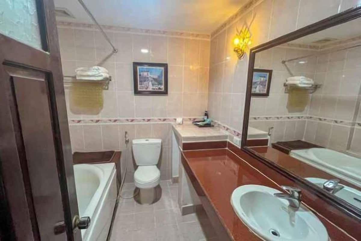 Bañera con ducha, bañera profunda, artículos de tocador gratuitos
