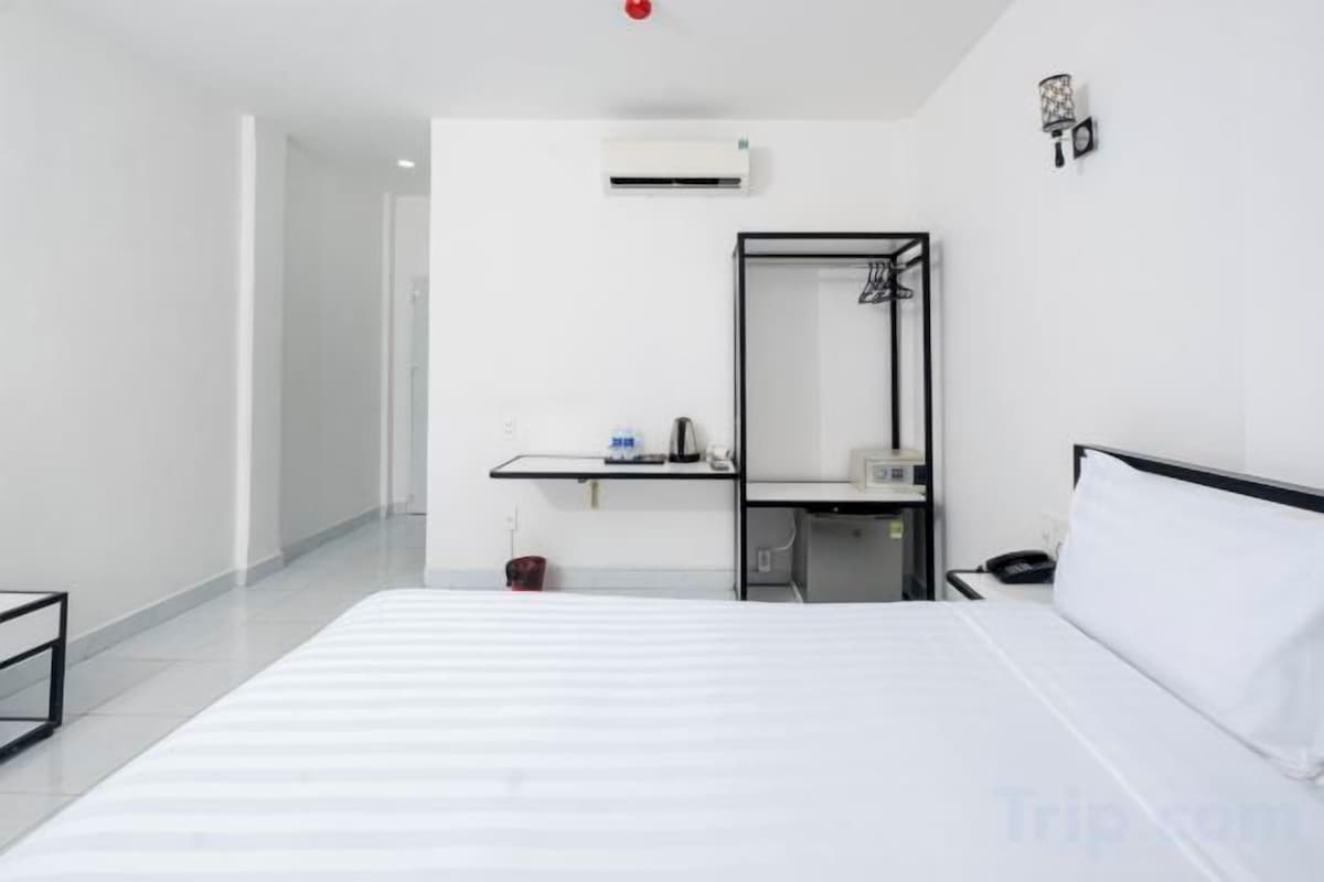Minibar, Zimmersafe, Schreibtisch, Verdunkelungsvorhänge