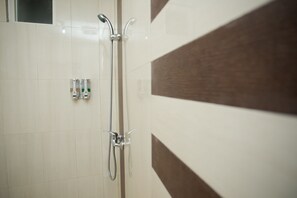 Chambre Simple Deluxe | Douche de la salle de bain