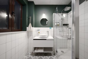 Extra Large Studio with Kitchen | Bilik Mandi | Pancuran mandi, kelengkapan dandanan diri berjenama, pengering rambut 