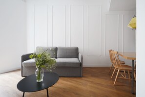 Large 1 Bedroom Apartment with Sofa Bed | Sengetøy av topp kvalitet, safe på rommet og skrivebord for bærbar PC