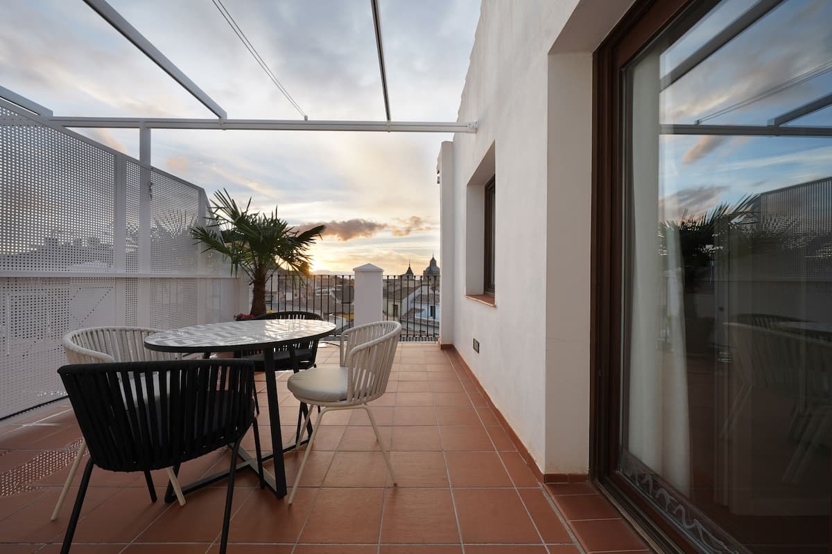 L 1 Bedroom Apartment, Terrace and Sofa | Balcony